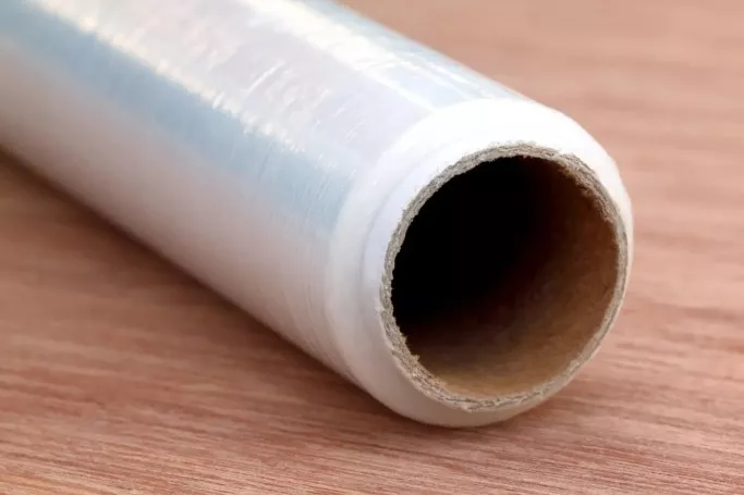 rolo de filme stretch em cima de mesa