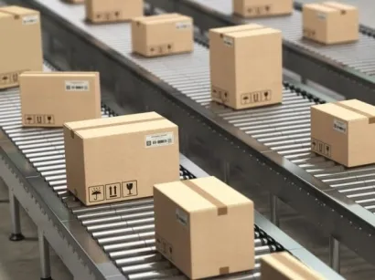 Uma linha automatizada para o fechamento de caixas em uma grande indústria. Uma linha automatizada para o fechamento de caixas em uma grande indústria.