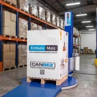 Envolvedora de paletes autom�tica EmbalaMais embalando caixa em armaz�m industrial 