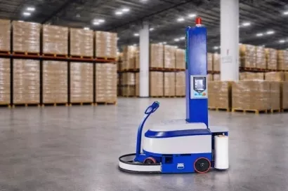 Produ��o com rob� envolvedor de pallet, em armaz�m log�stico com diversas cargas empilhadas