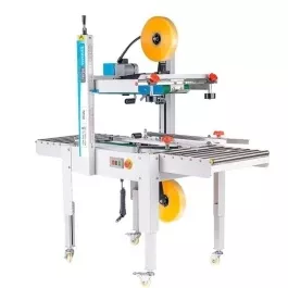 Imagem de uma fechadora de caixas EMB-50S feita em metal, com rodinhas e detalhes em amarelo.